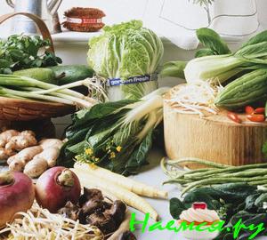 Нарезка из ранних овощей с соусами