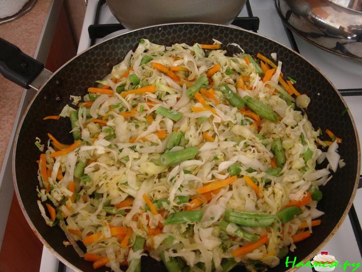 Капуста тушеная с зеленой фасолью и оливками