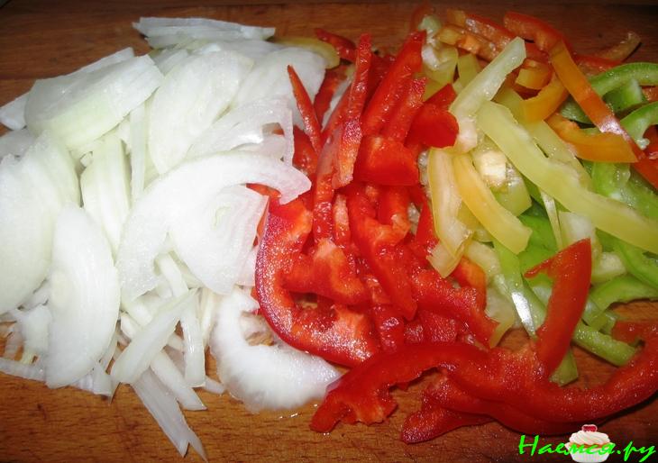 Салат овощной с чесноком