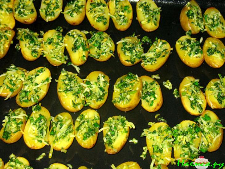 Запечённая молодая картошечка с базиликом