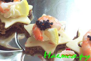 Канапе с креветками на черном хлебе