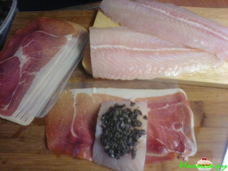 Белая рыба с оливами и базиликом