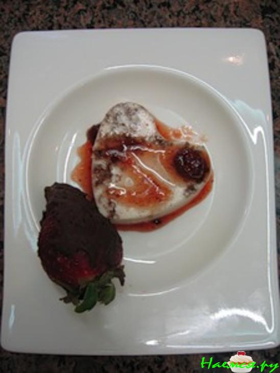 Панна кота с клубникой в шоколаде