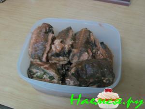 Голубцы в свекольных листьях