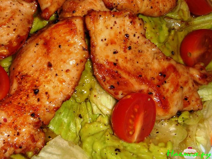 Салат с куриными грудками и дипом из авокадо