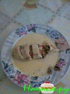 Кальмары фаршированные овощами в луковом соусе 