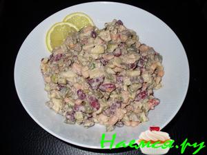 Салат "Сытный" с фасолью и соленым огурчиком