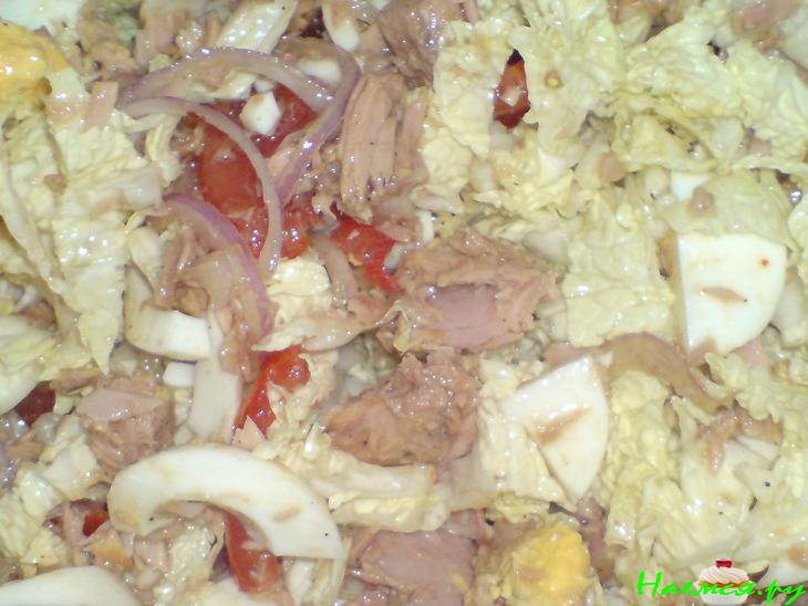 Лодочки из пекинской капусты с салатом из тунца