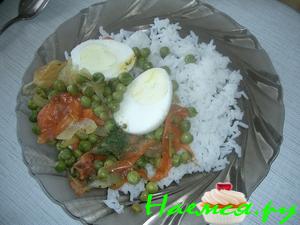 Карри с яйцами и зеленым горошком