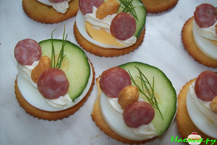 Закуска на крекерах