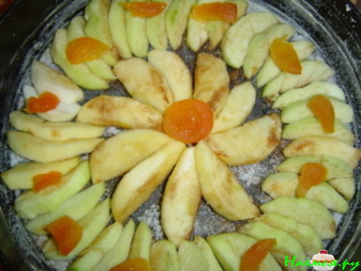 Пирог яблочный с курагой, изюмом и орехами