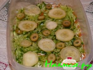 Салат с печенью трески и огурчиками