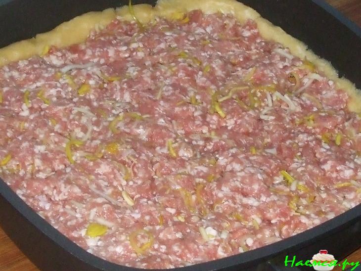 Пирог-пицца с фаршем, пореем, моцареллой ...