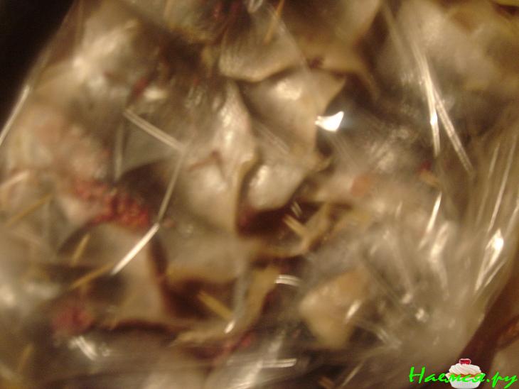 Запеченные рулетики из свежей сельди с брусникой Запеченные рулетики из свежей сельди с брусникой