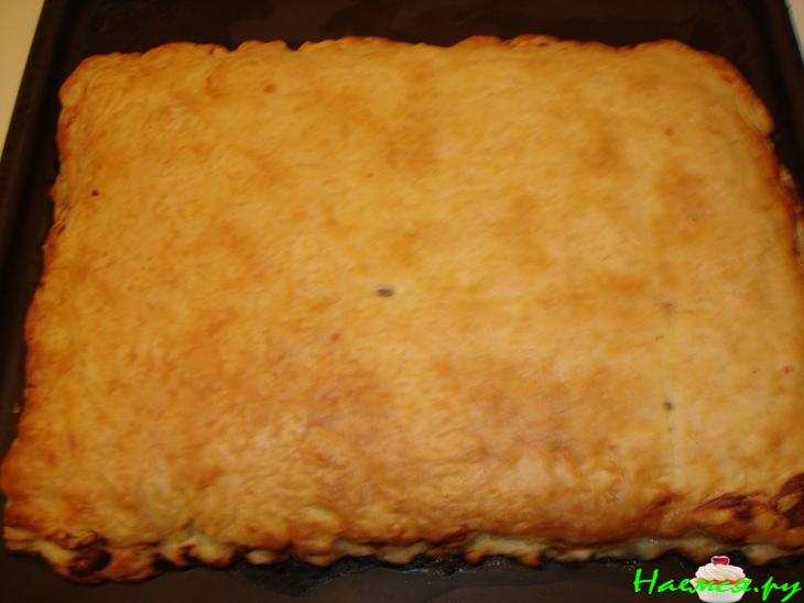 Пирог из слоёного теста с курицей луком и сыром