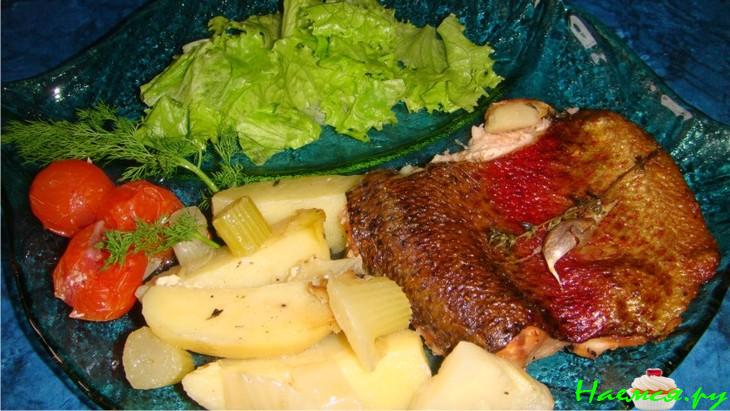 Форель, запеченная с чесночным картофелем и фенхелем