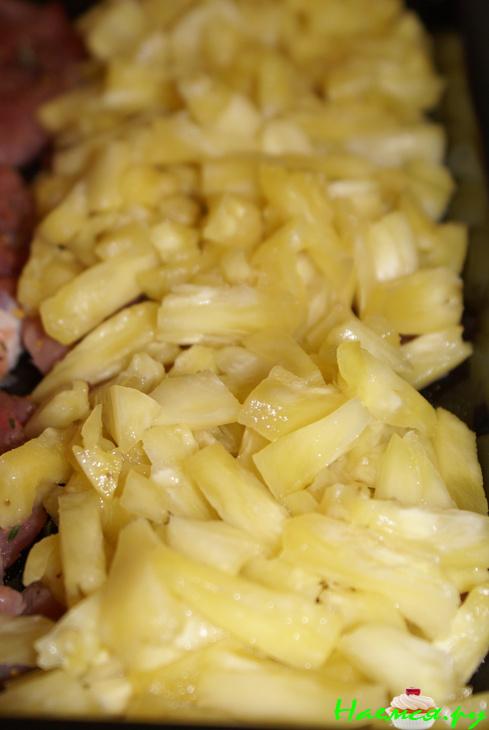 Свинина с ананасом и вишней