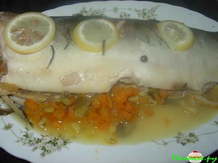Рыба, запеченная с овoщами и лимоном