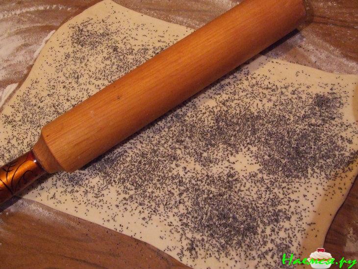 Закусочный пирог из слоеного теста с курицей, брынзой и сушеной мятой Закусочный пирог из слоеного теста с курицей, брынзой и сушеной мятой