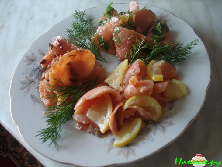 Подача красной рыбки домашнего посола