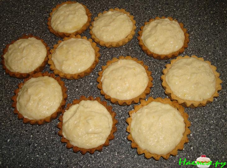 Корзиночки с облачком лимонного крема и вишенками в шоколадных кружевах