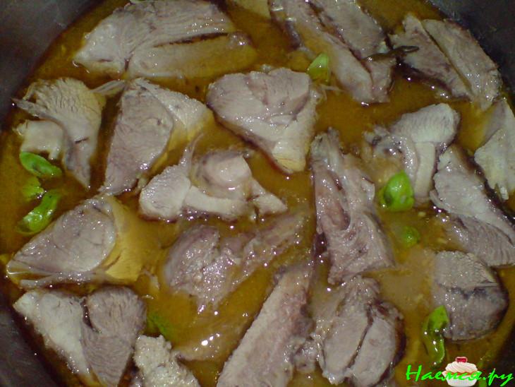 Голень индейки, тушенная в вине с розмарином Голень индейки, тушенная в вине с розмарином