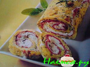 Закусочный яичный рулетик с мясом и творогом