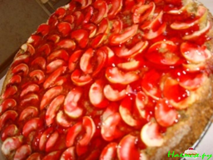 Яблочно-ореховый пирог с морковной стружкой