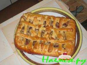 Пирог с земляникой, яблоком, бананом и мармеладом