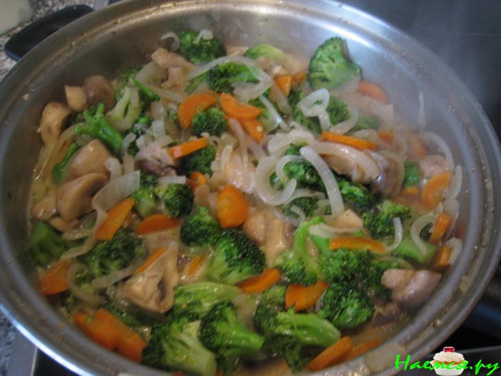 Рыбное рагу с брокколи и шампиньонами