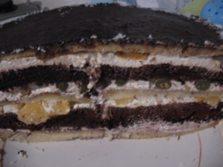 Тортик со взбитыми сливками и фруктами