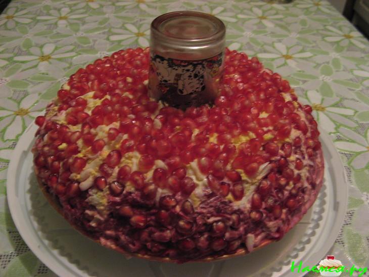 Салат "Гранатовый браслет" с копченой курицей