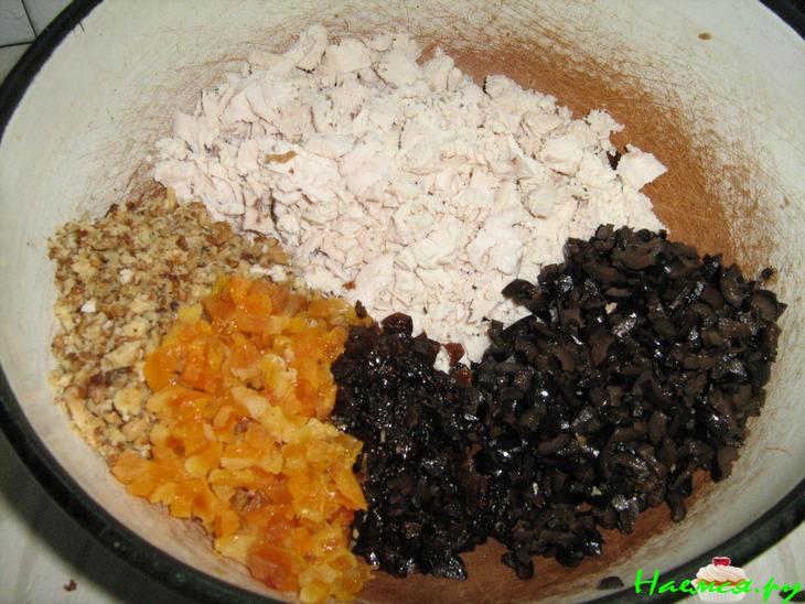 Салат из куриной грудки с черносливом и маслинами