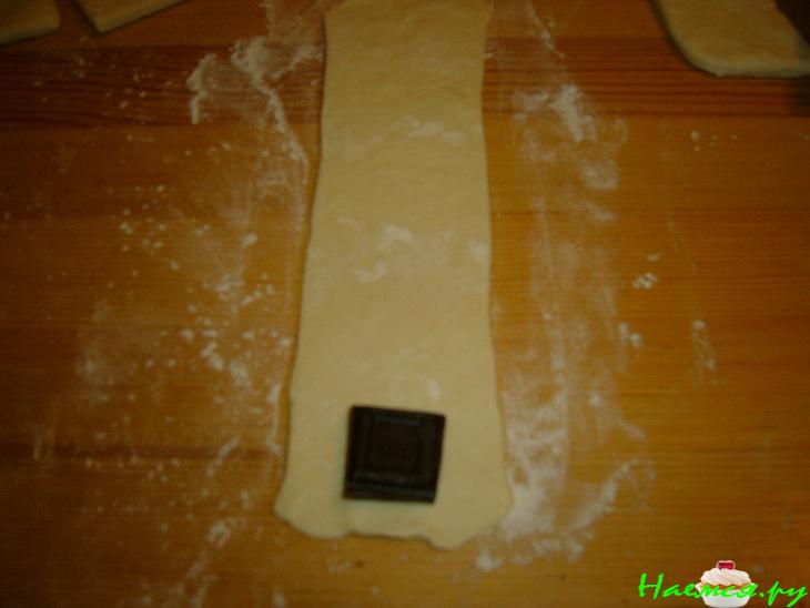 Слоенки с шоколадной начинкой