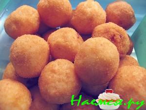 Рисовые крокеты с начинкой из фарша и моцареллы