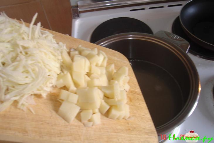 Борщ с черносливом и сырными плюшками