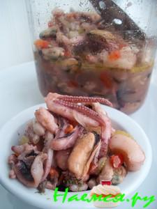 Замаринованные осьминоги, устрицы, креветки, кальмары, гребешки&nbsp; 