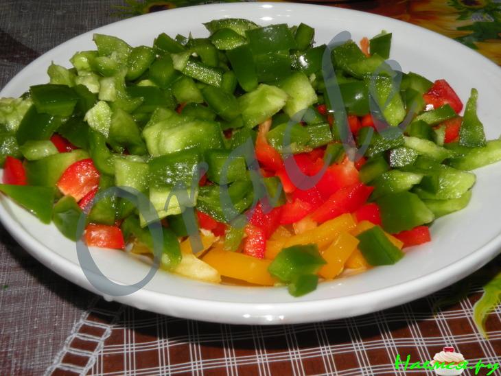 Гуляш куриный &laquo;Светофор&raquo; с красным, желтым и зеленым перцем