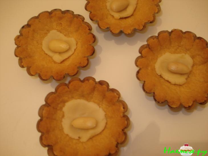 Корзиночки с кремом и марципанами