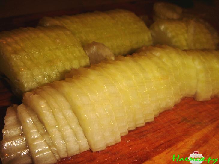 Салат с куриными грудками и дипом из авокадо