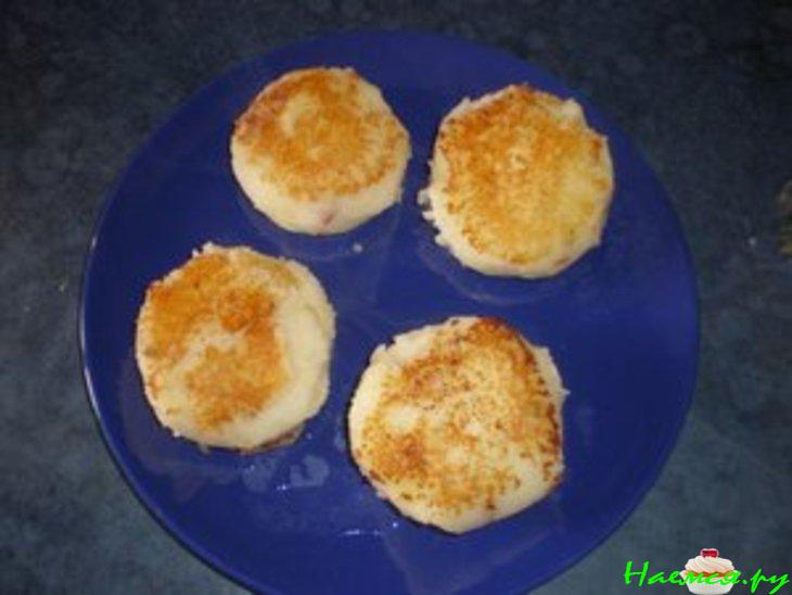 Картофельные котлетки с сосисками и сыром Картофельные котлетки с сосисками и сыром