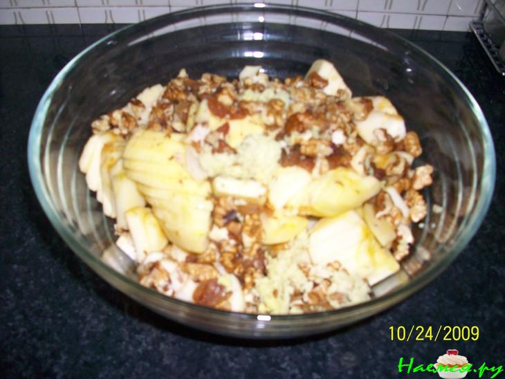 Закрытый яблочный пирог с изюмом и орехами Закрытый яблочный пирог с изюмом и орехами