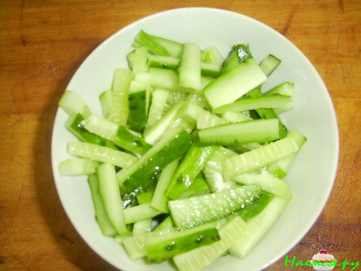 Салат с креветками, яйцами и огурцом