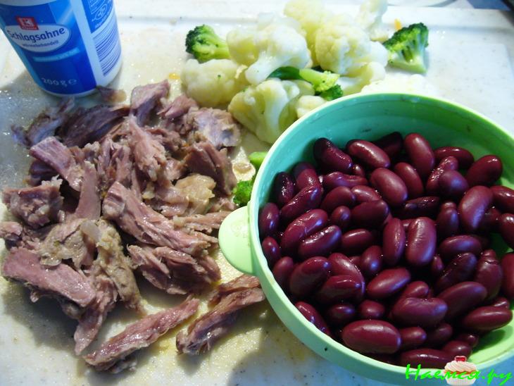 Густой суп с фасолью и капустным ассорти