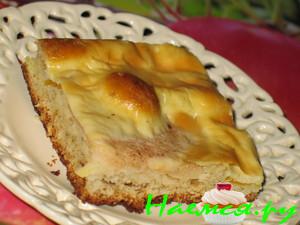 Миндальный бисквит с персиком и яблоками под сметанной заливкой