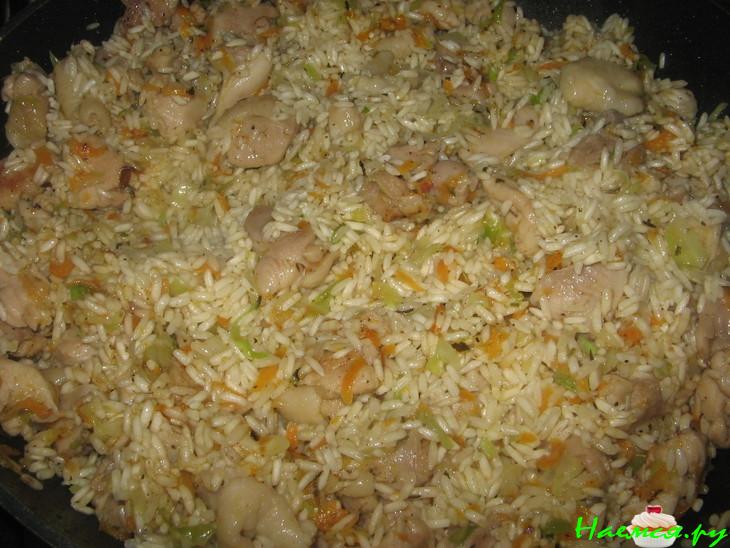 Рис с курицей и капустой в горшочке