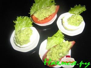 Закуска из яиц и помидор, фаршированных авокадо 