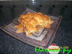 Закрытый яблочный пирог с изюмом и орехами Закрытый яблочный пирог с изюмом и орехами