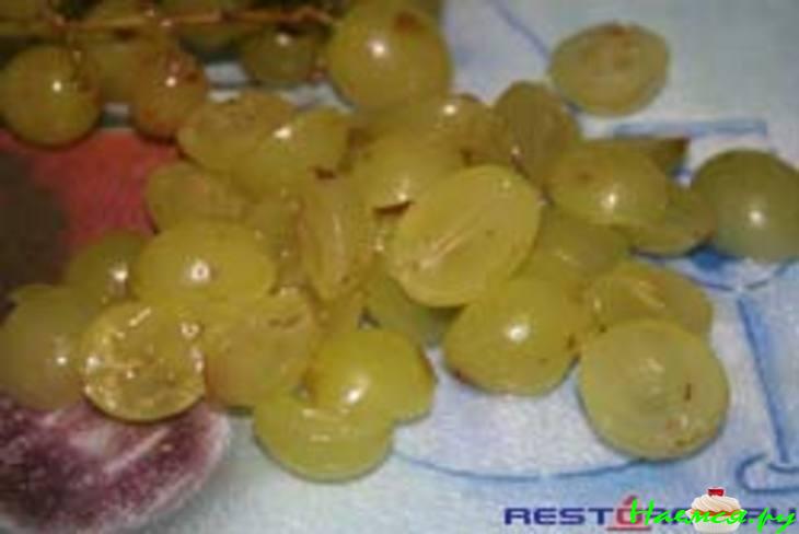 Салат мясной с виноградом и кедровыми орешками