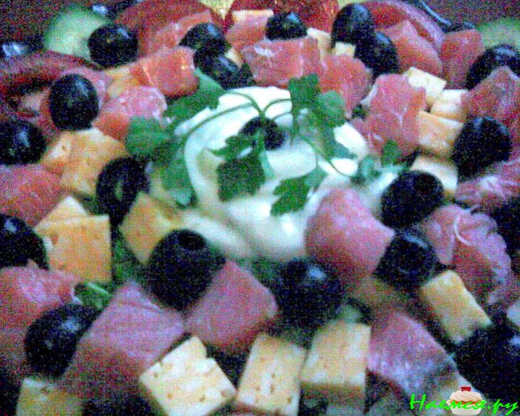 Салат с семгой, сыром, маслинами и овощами